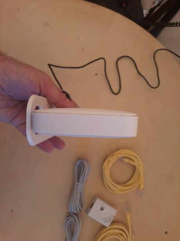 Modemi, ruteri i mrežni uređaji: Samo Huawei ruter-modem.
Nepoznato stanje.
Bez lan kablova — 6