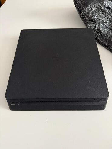 kamp: PlayStation 4 Slim oyun konsolu - Model: PS4 Slim (üst paneldə