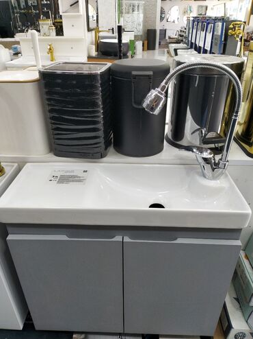 hamam kabini: Hamam üçün lavabo və şkaf dəsti - Üst hissə: ağ keramik/qaymaqlı