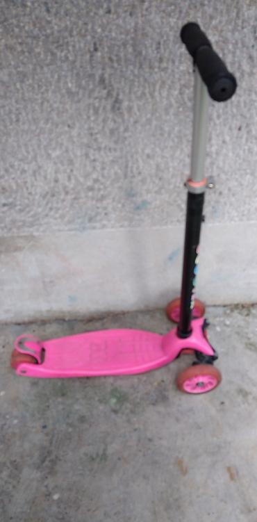tosca blu patike: Trotinet Scooter sa cetiri tocka – dva napred i dva pozadi koji svetle — 1