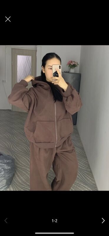 подростковый спортивный костюм: Костюм из двух предметов в кофейно-коричневом цвете. Цвет черный -