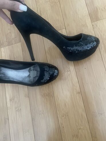 Tuflilər: Hamsi xaricden alinib.39,5/40 razmer Qırmızı və qara yüksək dabanlı — 8