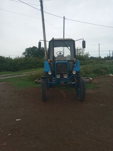 Süd sağan aparatlar: Mavi rəngli kabinli təkərli traktor - Ön güclü faralar və radiator
