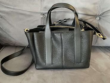 versace chain: Crna ženska torba – strukturirani tote/crossbody model 
Parfios marka — 1