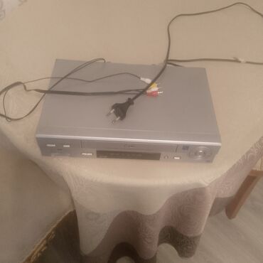 kaset: OKI VHS video maqnitofon Xüsusiyyətlər: - VHS kasetlər üçün
