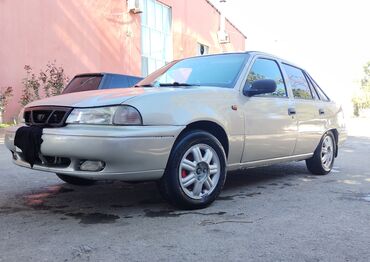 Daewoo: Daewoo Nexia sedan, gümüşü rəng. Kompakt və geniş salonlu şəhər — 2