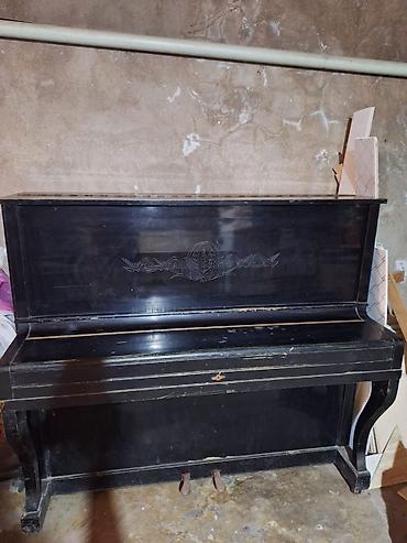 Upright pianino – klassik qara korpuslu, ön paneldə ornamental oyma