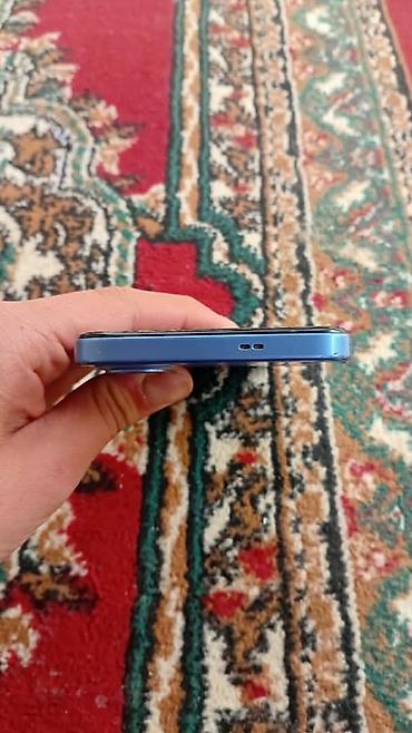 realme 8i: Смартфон Xiaomi в голубом цвете. Особенности по фото: - большой экран — 3