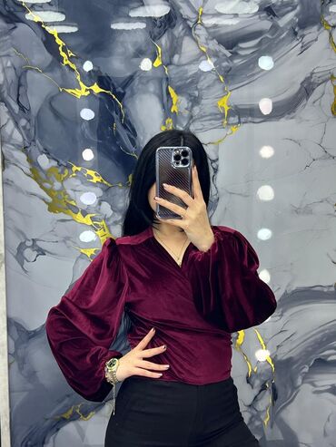 Digər qadın geyimləri: Məhsul: Qadın məxməri bluz - Model: Sarğı (wrap) üslubunda, V-formalı