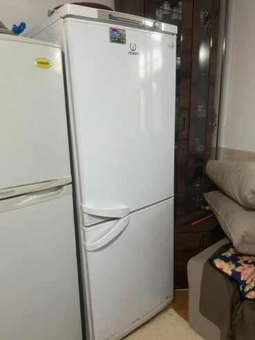 холодильник для кухня: Холодильник Indesit, Б/у, Двухкамерный