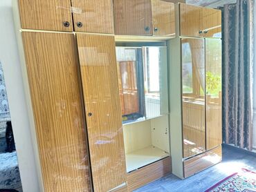 диван табылга: Многофункциональный шкаф для одежды с глянцевой поверхностью под