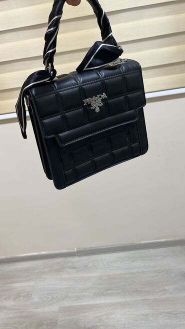 Jiletlər: Məhsullar: - Qara jilket/ceket: zipli ön hissə, yanlarda qapaqlı və — 20