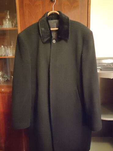 Черное пальто из качественного материала и меха на воротнике. Размер