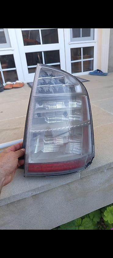 prius stopu: Arxa sağ stop fənəri –Tayota Prius 20 gövdə.Sağ aşağı hissəsində qırıq — 1