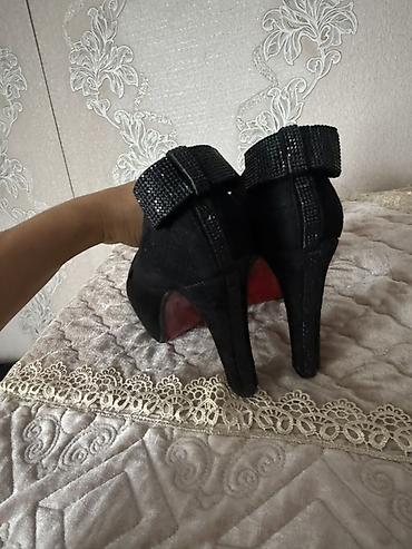 5 4: Туфли, 38, Christian Louboutin, Б/у, цвет - Черный, Самовывоз — 2