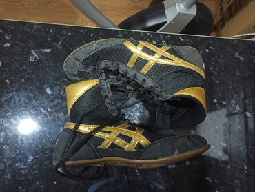Кроссовки и спортивная обувь: Продаю asics tiger в черно золотой расцветке б/у