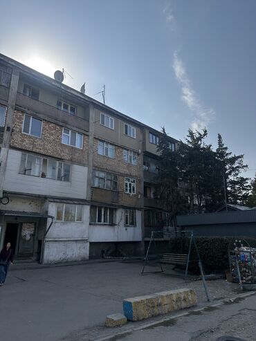 обмен с доплатой: 2 бөлмө, 43 кв. м, Жатакана жана мейманкана түрүндө, 3 кабат, Эски ремонт