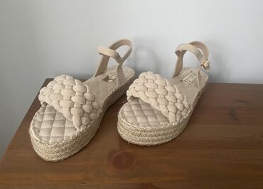 bele ravne sandale: Sandals, 40