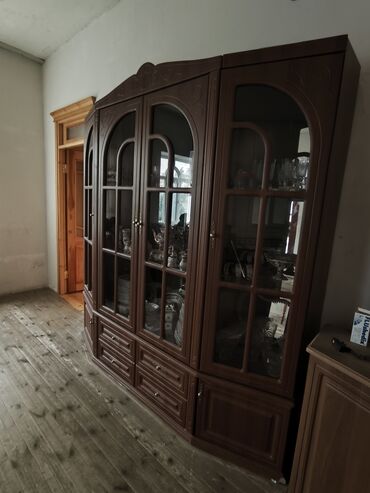 Dolablar: Açılan, 3 qapılı Künc dolab, Stenka