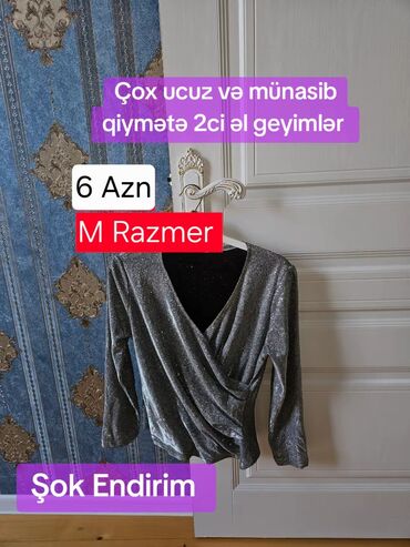 Dəstlər, kostyumlar: Boz rəngli zərli detaylı şık bluz. M razmerdir. Heç bir problemi