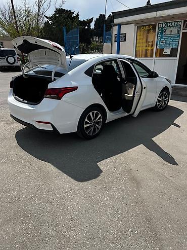 hyundai accent 2012: Hyundai Accent sedan – ağ rəng, 4 qapı, AZ nömrə nişanı. Şəhər üçün — 6