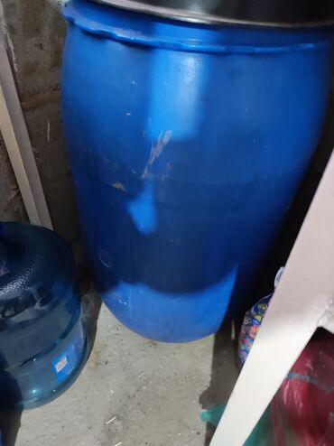 ariston 50 литров: Чистые канистры, синий и желтый по 500 сом, большой синий 50 литров