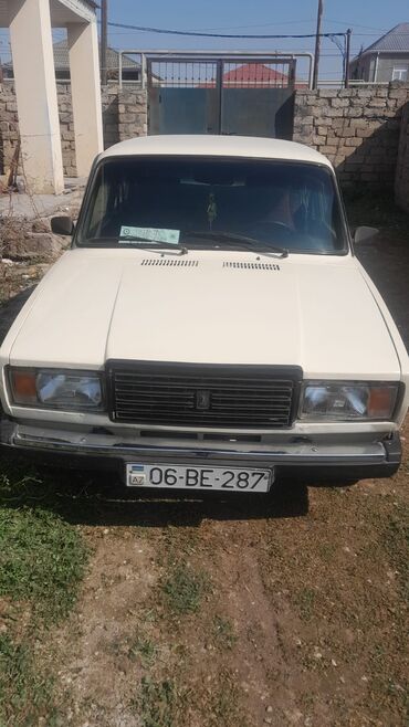 диски уаз на волгу: VAZ 2107, ağ rəngli sedan. Klassik kvadrat dizaynlı kuzov, xrom ön