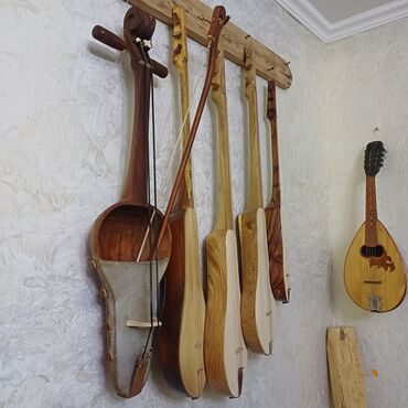 Комузы: Оруктон жасалган комуздар жана кылкыяктар сатылат, уста озу комузчу — 17