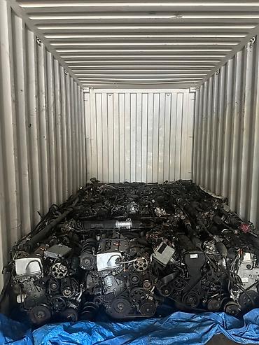 грузовой обмен: Контейнер, наполненный разнообразными автомобильными запчастями — 10