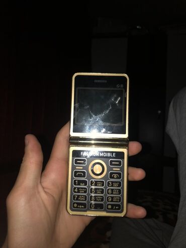 kohnə telefonlar: FASHION MOIBLE yazısı ilə qızılı və qara rəngdə qapaqlı cib telefonu
