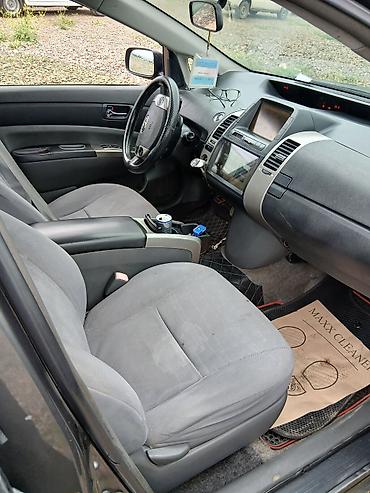 Toyota: Toyota Prius – hibrid hetçbek - Rəng: tünd boz (metallik) - Kuzov: 5 — 10