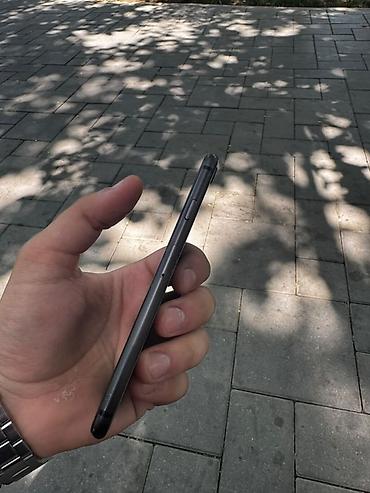iphone se telefon: IPhone 8, 128 GB, Qara, Barmaq izi — 5