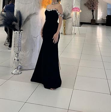 Qadın geyimləri: Qara rəngli zərif gecə libası - Model: çiyinləri açıq, “off-shoulder” — 3