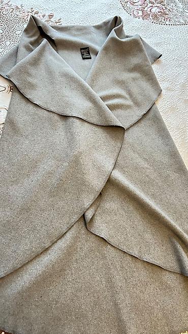 massimo dutti ispaniya: GUESS qadın paltosu – boz rəngdə, zərif asimmetrik/üzəri qat-qat — 1