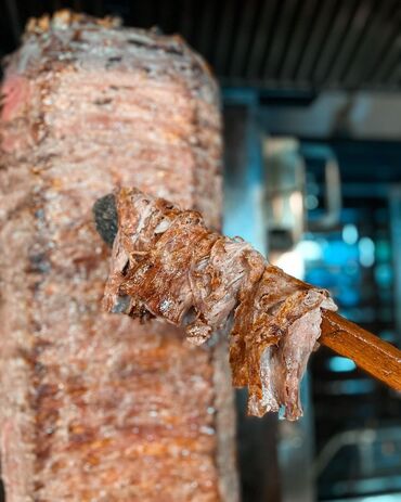 Sifarişlə hazır yeməklər: Məhsul: Odun közündə bişən ət dönər Xüsusiyyətlər: - Şaquli şişdə — 7