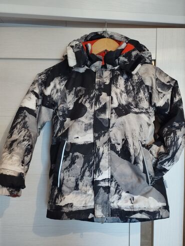 Верхняя одежда: Зимняя куртка на 5-7 лет в идеальном состоянии фирма Lessie носили 1,5