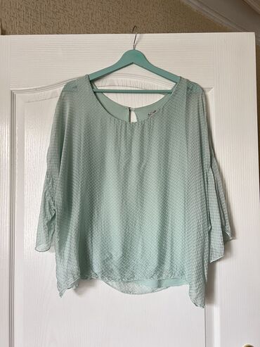 Рубашки и блузы: L (EU 40), XL (EU 42), цвет - Зеленый