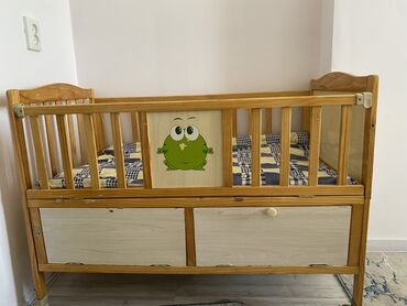 детские шфанер: Детская кроватка-колыбель из натурального дерева с рисунком совёнка на