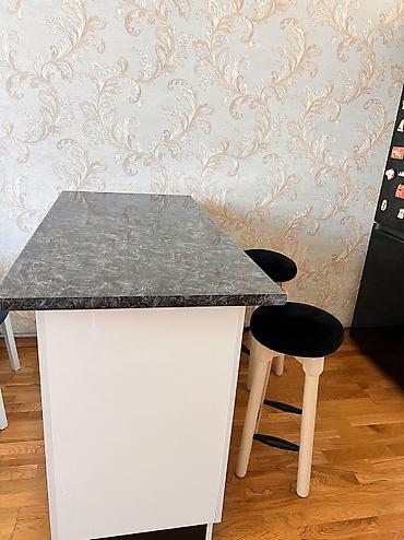 işlənmiş mətbəx stolu: Bar stolu və ya şkaf, yanında 2 bar stolu ilə. Ölçüləri: 130 × 65 × 90 — 2