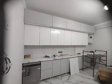 Кухонные гарнитуры: Кухонный гарнитур угловой конфигурации, выполненный в современном — 11