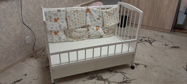 новорожденным: Манеж керебет, Колдонулган, Комоду менен, Жыгач