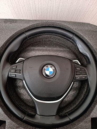 Salon: BMW modelləri üçün nəzərdə tutulmuş qara rəngli sükan təkəri. Sükanın