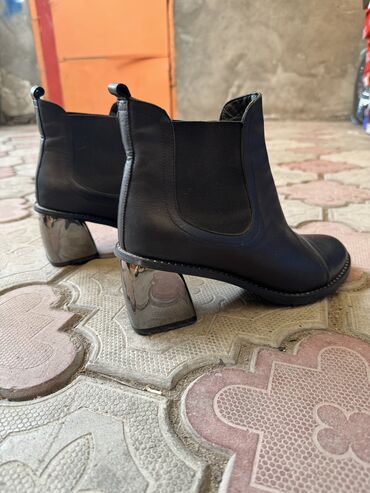 обувь женские бу: Ботинки и ботильоны 40, цвет - Черный