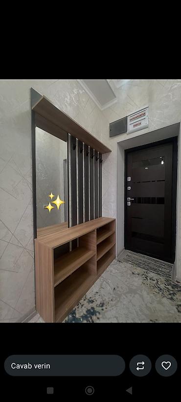 Dəhliz üçün müasir asılqan və konsol dəsti - Dizayn: Şaquli metal