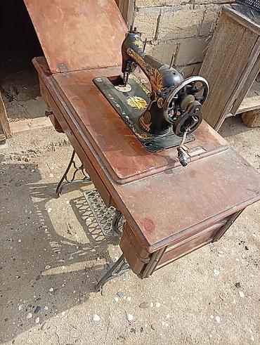 ikinci el gitara: Klassik ayaq pedallı tikiş maşını və taxta stol komplekti. - Brend — 2