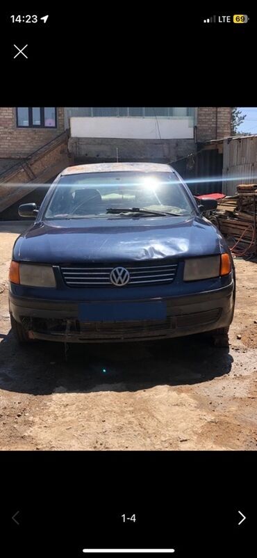 диск на сеялку: Седан Volkswagen Passat синего цвета с характерным дизайном передней