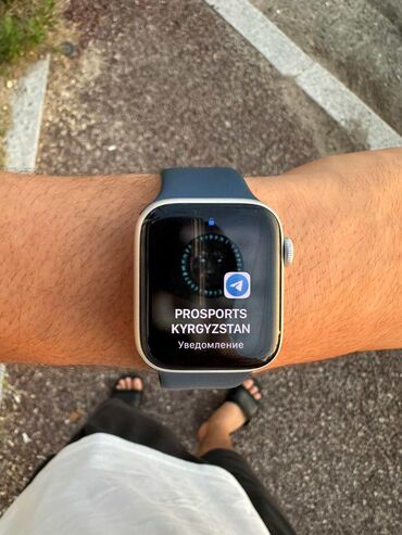 apple watch series: Смарт‑часы в стиле Apple Watch с прямоугольным дисплеем и синим