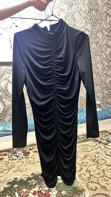 stoyka varatnik: Qara rəngli, uzunqol, dizə yaxın uzunluqda ziyafət donu. Parıltılı — 3