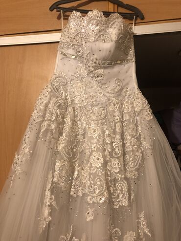 свадебный: Продаю свадебное платье.Очень красивое.Размер:44-46