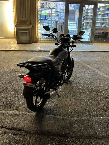 Motonəqliyyatın icarəsi: Gümüşü rəngdə, "M 50" model nömrəli moped. Motosikletin arxa